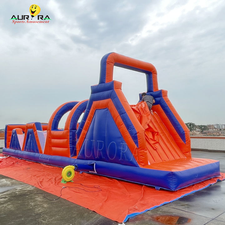 PVC Outdoor Inflatable Obstacle Course Bounce House Tidak beracun Merah Biru Warna