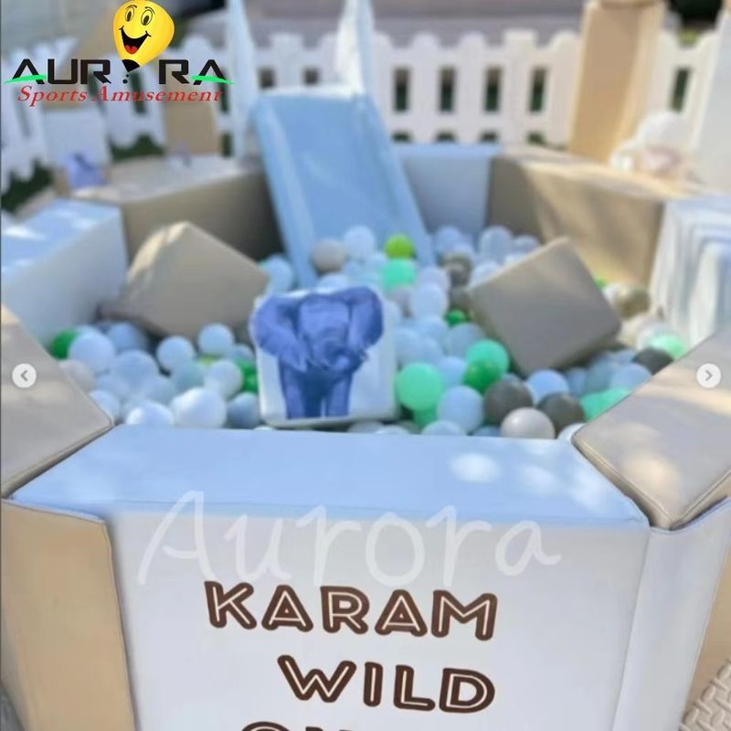 Tan And White PVC PU Inflatable Soft Play Equipment Tempat bermain Warna yang disesuaikan