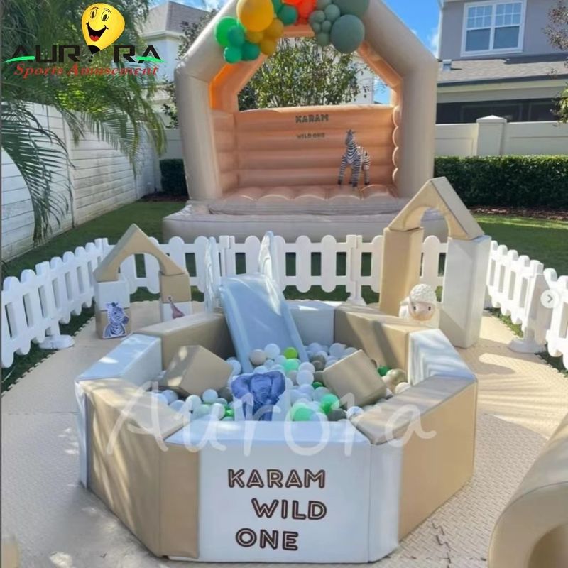 Tan And White PVC PU Inflatable Soft Play Equipment Tempat bermain Warna yang disesuaikan