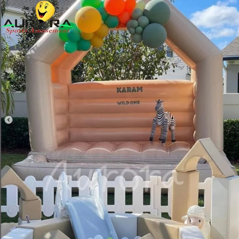 Tan And White PVC PU Inflatable Soft Play Equipment Tempat bermain Warna yang disesuaikan