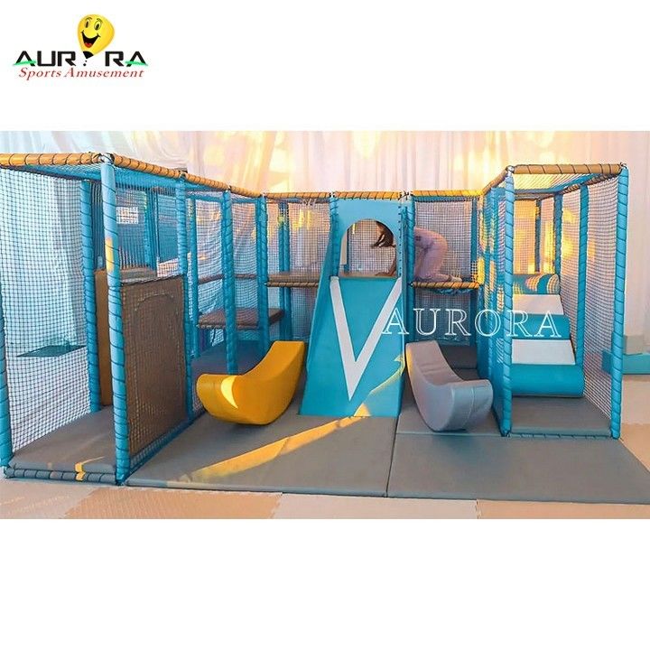Anak-anak bermain lemah lembut memanjat dengan PU set taman bermain dalam dan luar ruangan
