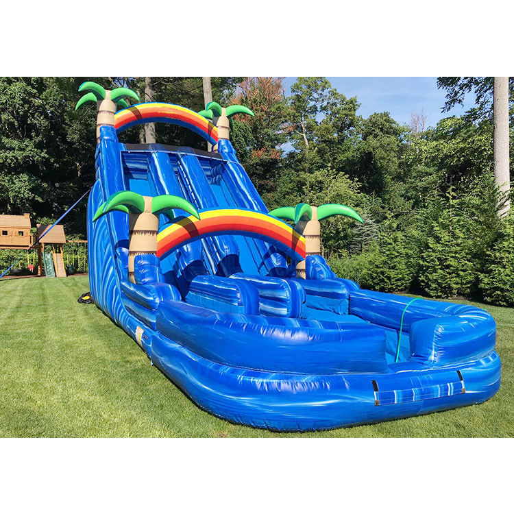 Slide air berwarna biru untuk pesta di luar ruangan